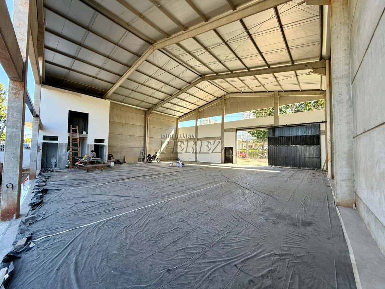 Galpão Moderno com 364m², Pé Direito Alto e Fachada em Glazing - Estrutura Ideal para Empresas e Logística — foto principal