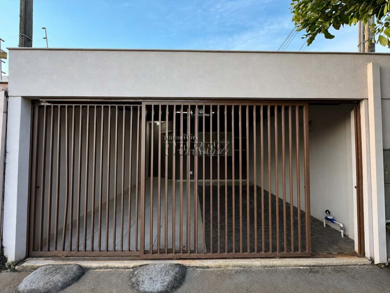 Casa à venda e locação na região leste de Londrina - Jardim Guararapes — foto principal