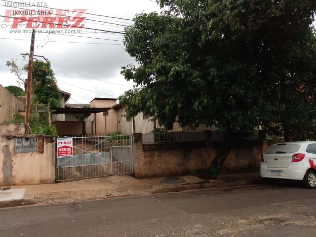 Casa à venda na Rua Guaicurus no centro de Londrina. — foto principal