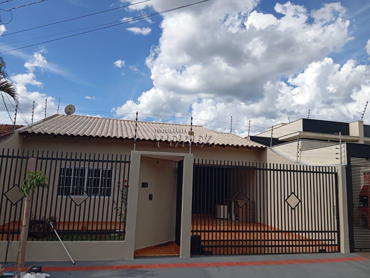Casa à venda na região leste de Londrina - Indusville