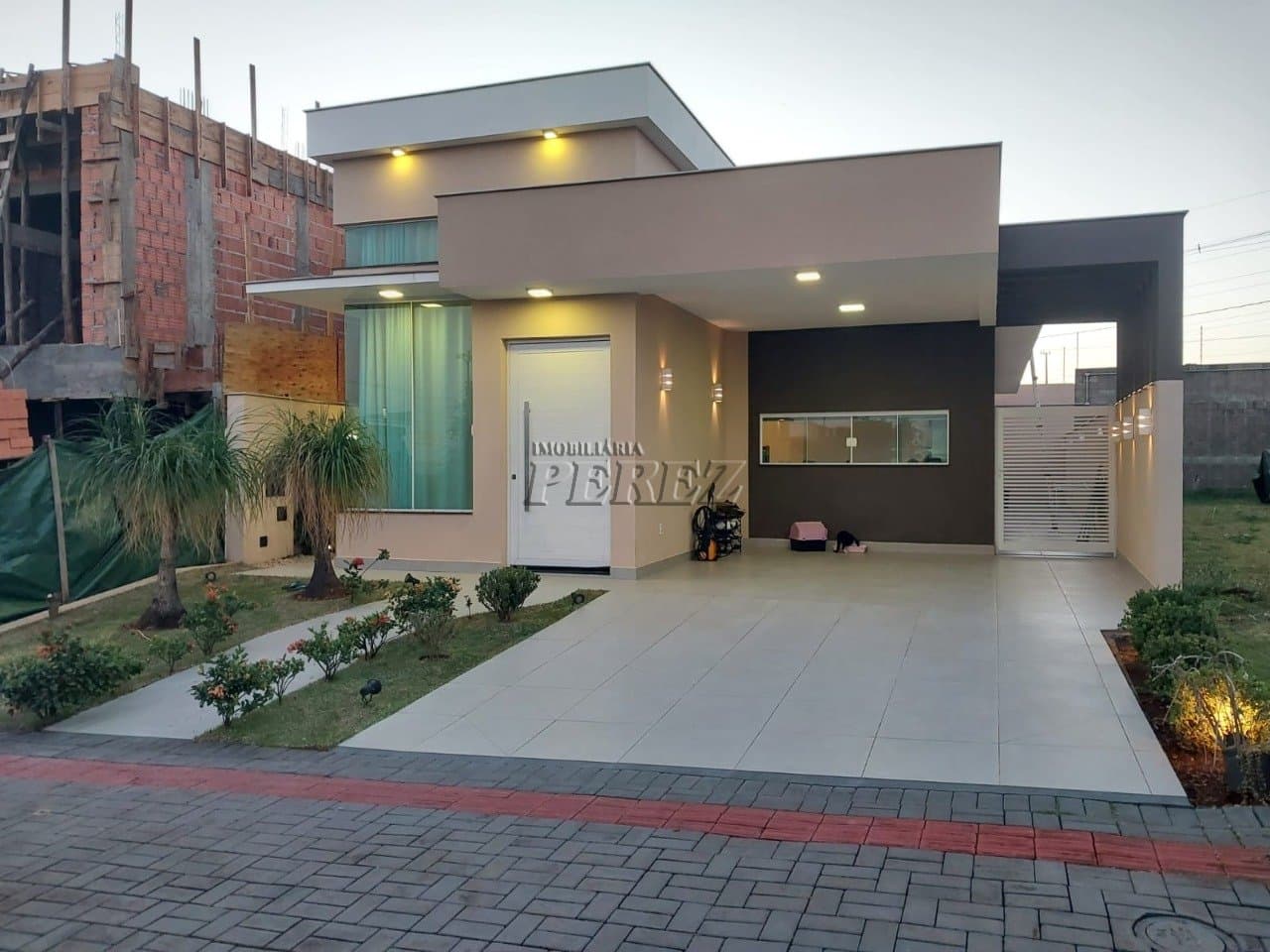 Casa à venda no Parque Tauá na região leste de Londrina - Condomínio Araçari