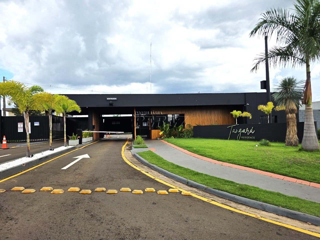 Terreno à venda no Condomínio Tangará na região leste de Londrina - Parque Tauá