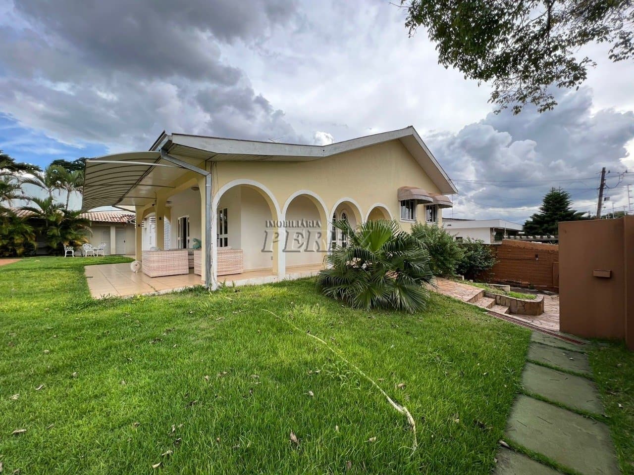 Casa à venda no Jardim Bancários, região oeste de Londrina