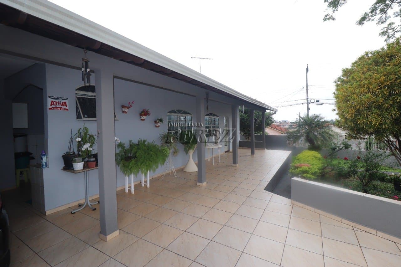 Casa à venda no Conjunto Ernani Moura Lima, região leste de Londrina