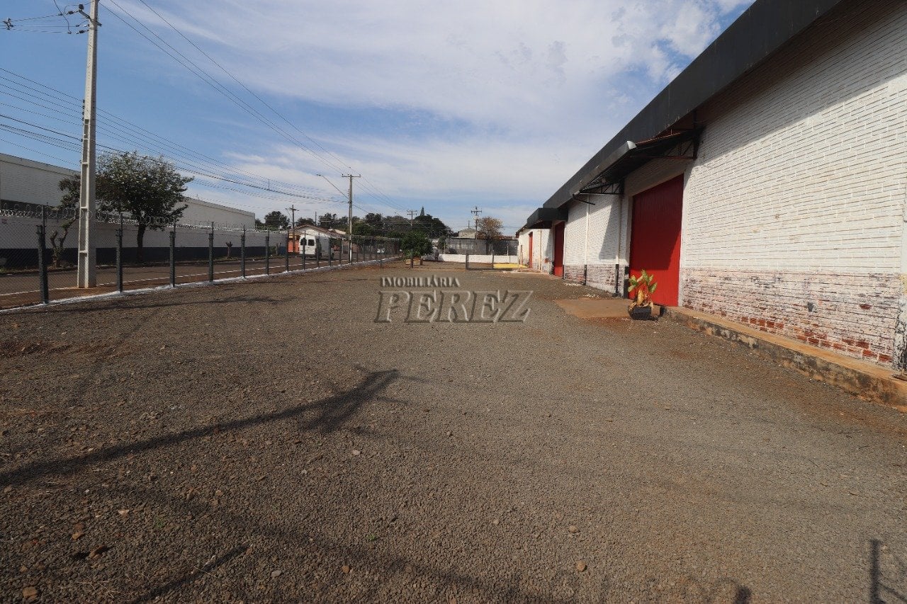 Barracão com patio para alugar no centro de Londrina - Jardim Guaporé