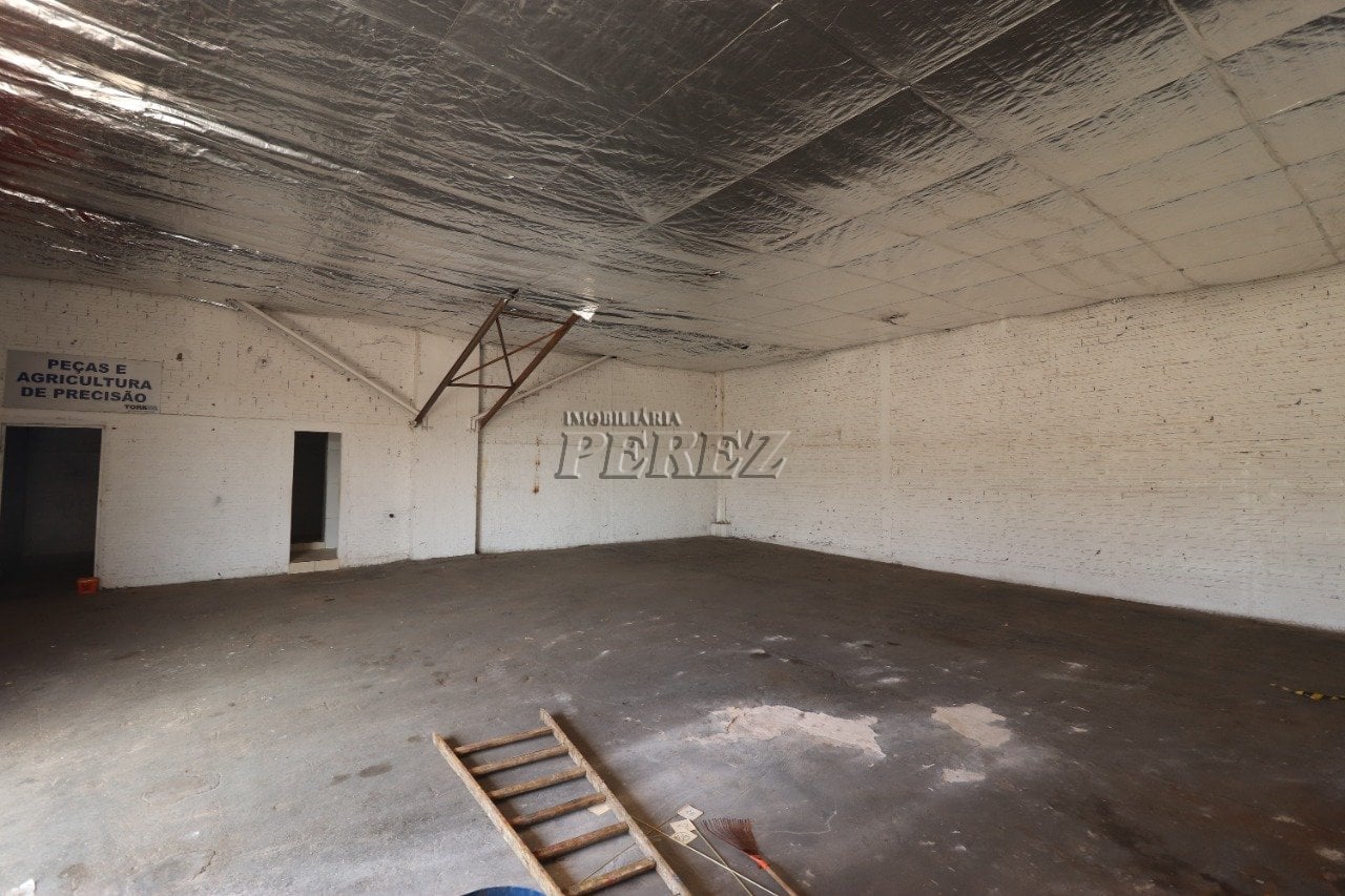 Barracão com patio para alugar no centro de Londrina - Jardim Guaporé