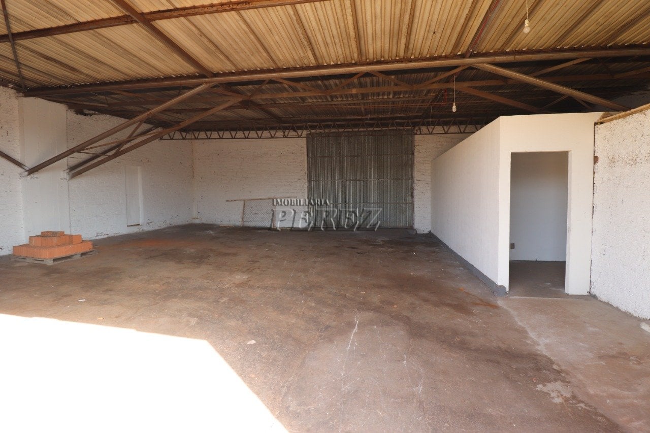 Barracão com patio para alugar no centro de Londrina - Jardim Guaporé