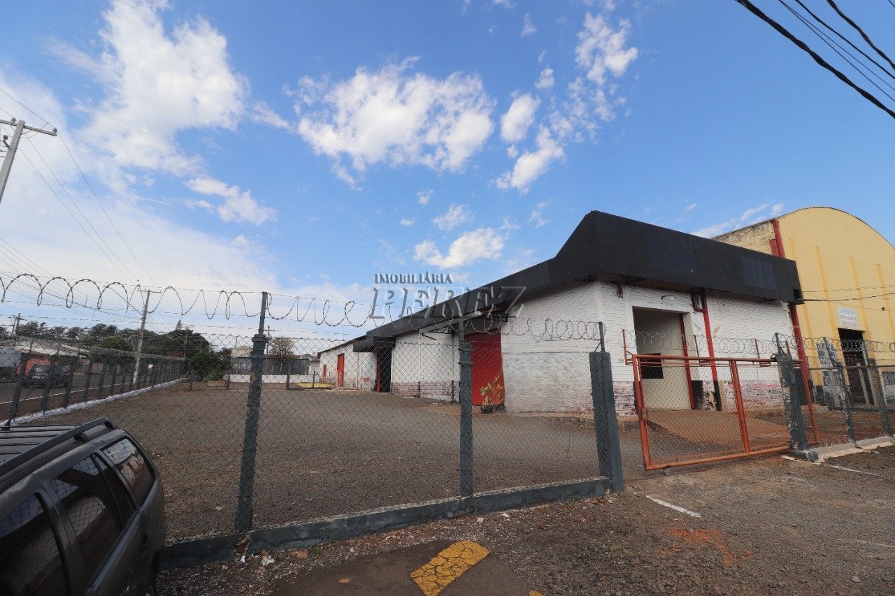 Barracão com patio para alugar no centro de Londrina - Jardim Guaporé