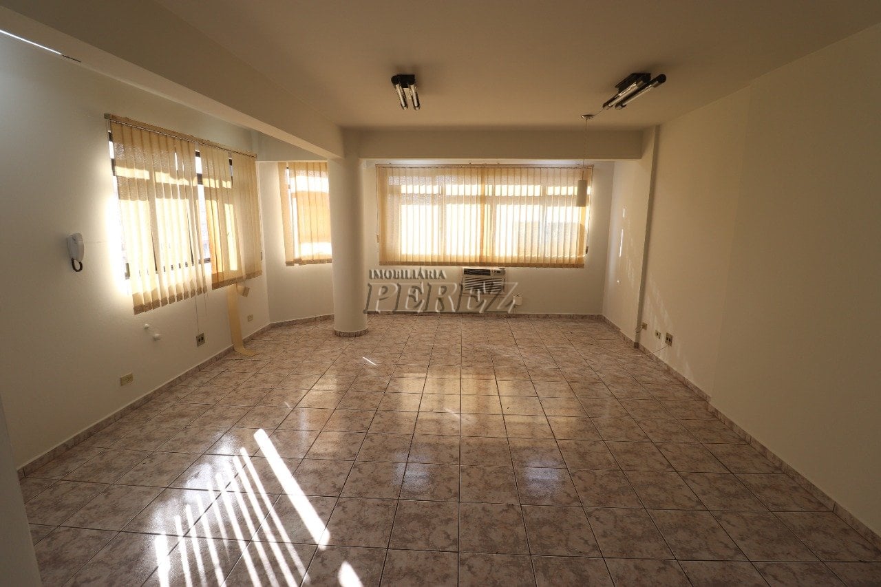 Sala comercial para alugar no Edifício Maria Renilda no centro de Londrina.