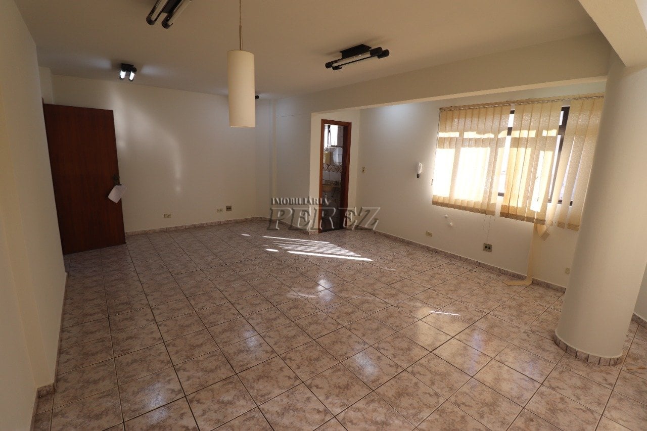 Sala comercial para alugar no Edifício Maria Renilda no centro de Londrina.