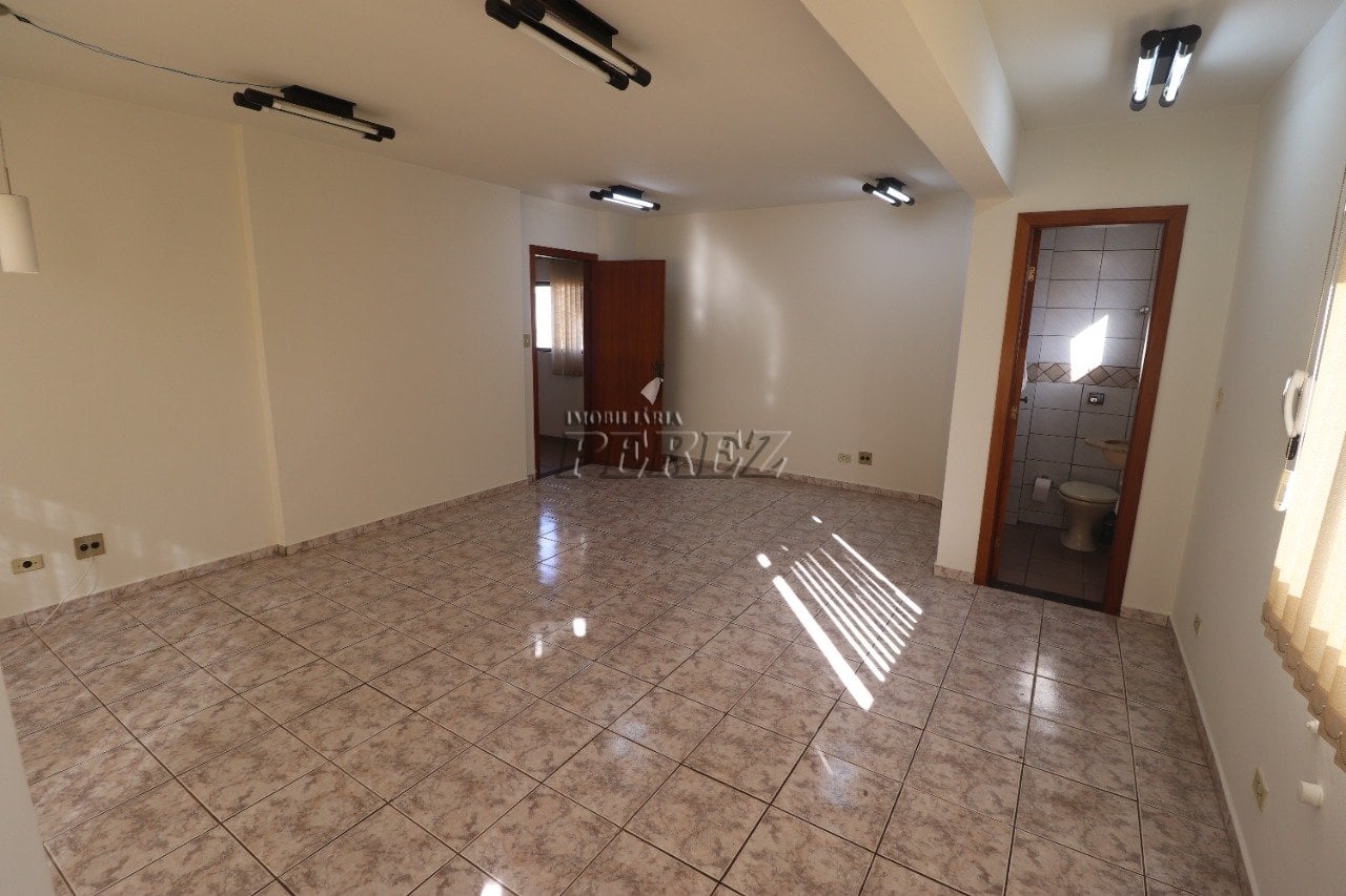 Sala comercial para alugar no Edifício Maria Renilda no centro de Londrina.