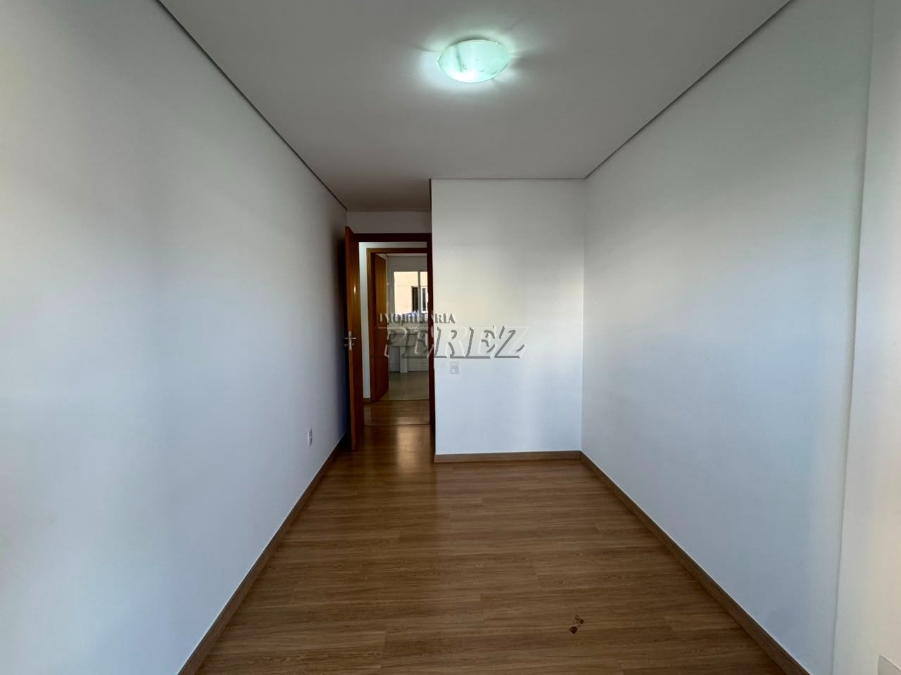 Apartamento para Locação no Centro de Londrina com 3 Quartos, Suíte, Churrasqueira e 2 Vagas