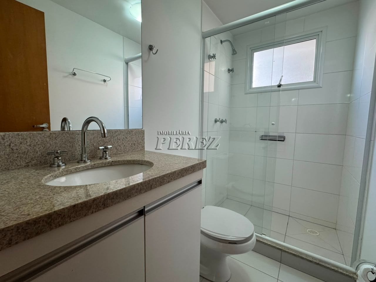 Apartamento para Locação no Centro de Londrina com 3 Quartos, Suíte, Churrasqueira e 2 Vagas