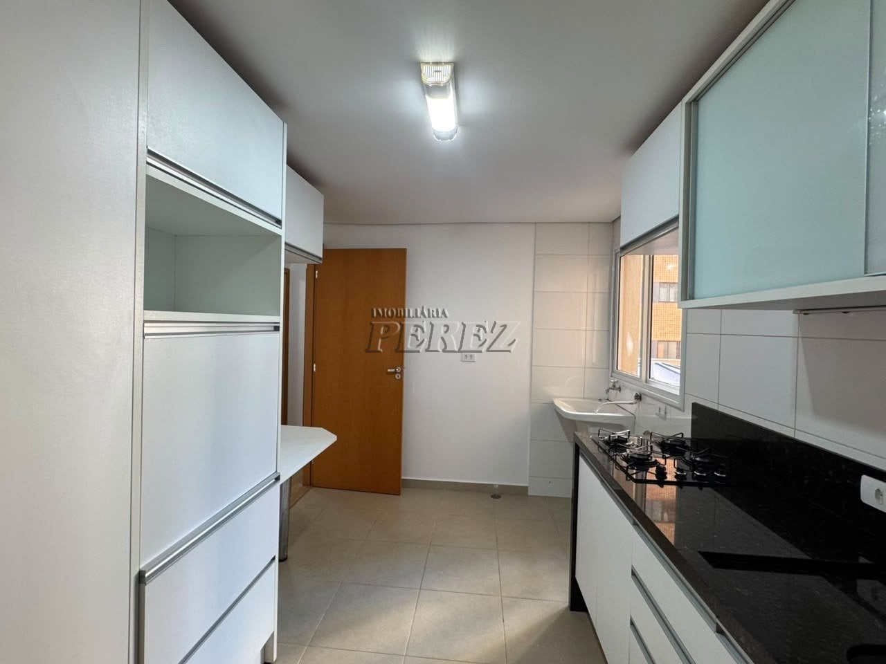 Apartamento para Locação no Centro de Londrina com 3 Quartos, Suíte, Churrasqueira e 2 Vagas