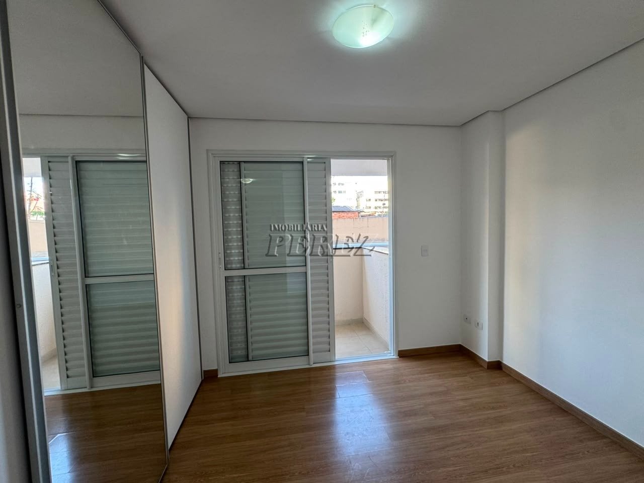 Apartamento para Locação no Centro de Londrina com 3 Quartos, Suíte, Churrasqueira e 2 Vagas