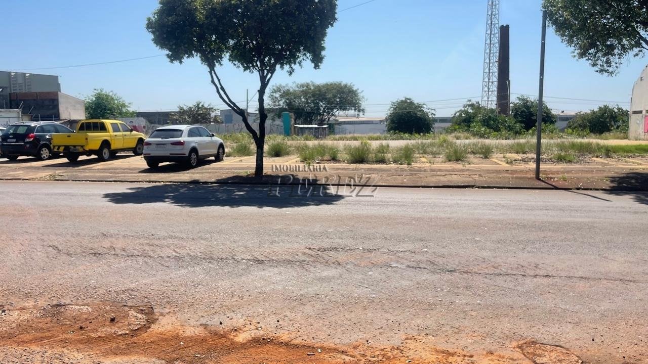 Terreno à venda na Vila Siam, região leste de Londrina