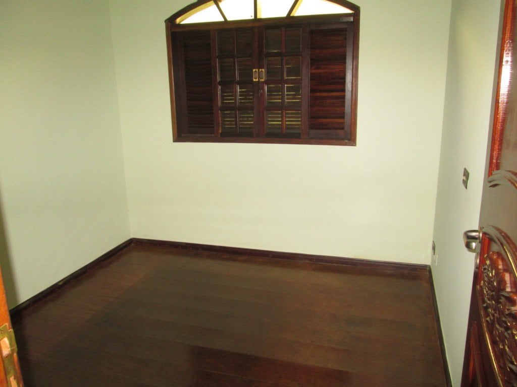 Casa à venda no Waldemar Hauer, região leste de Londrina