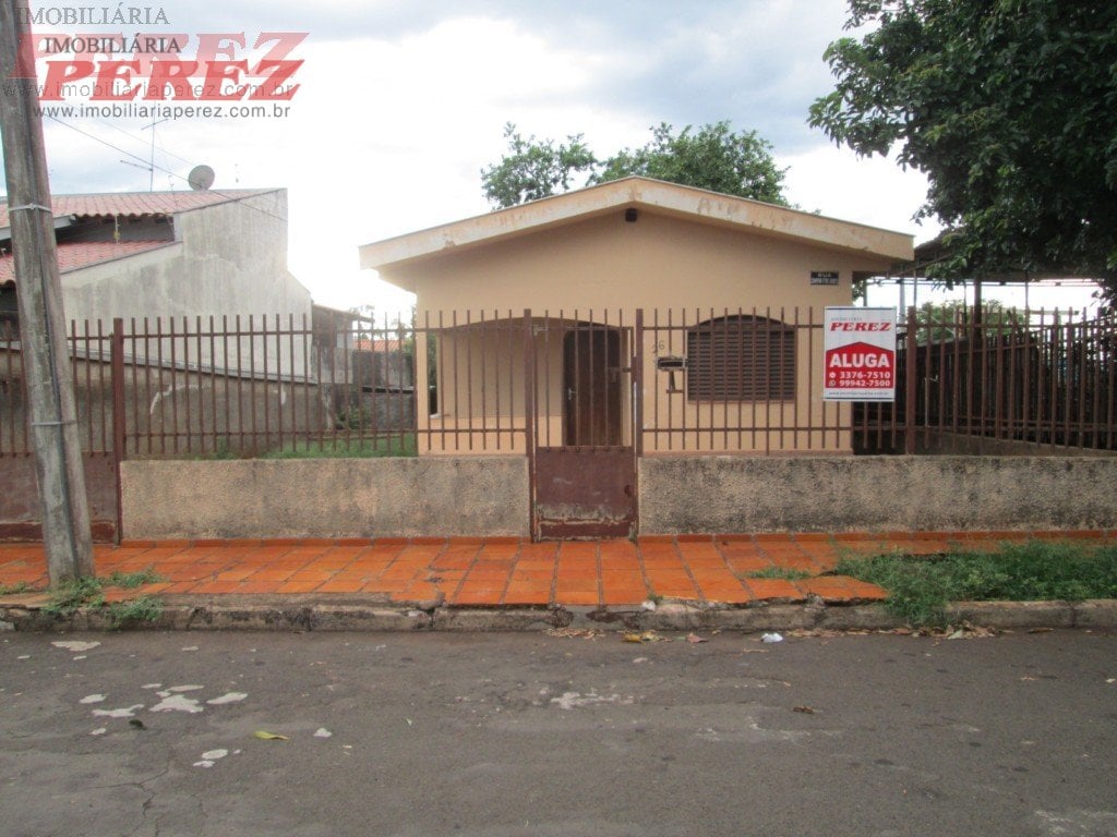 Casa a venda na região leste de Londrina.