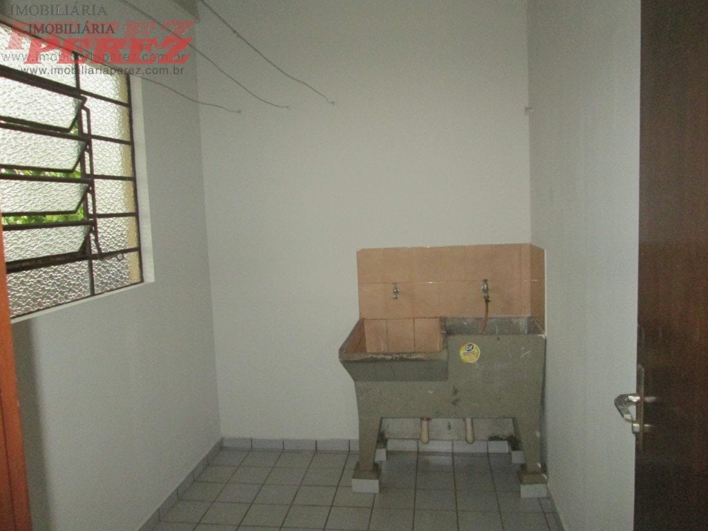 Casa a venda na região leste de Londrina.