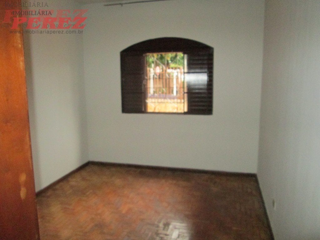 Casa a venda na região leste de Londrina.
