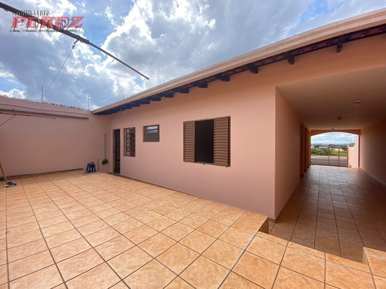 Casa para venda na região Leste de Londrina, localizada no Jarim Morumbi.