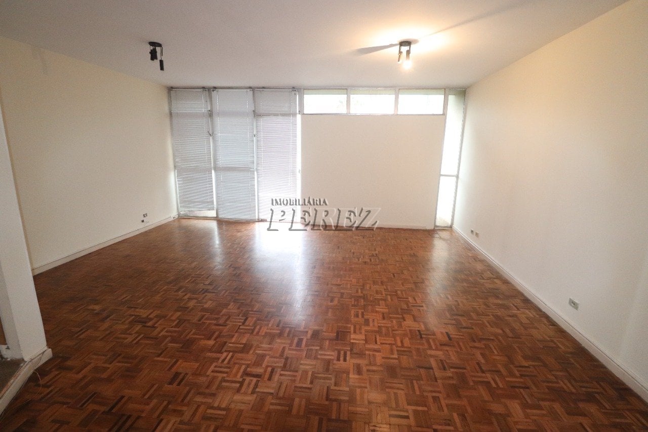 Sobrado à venda e locação na região oeste em Londrina, Bairro Quebec.