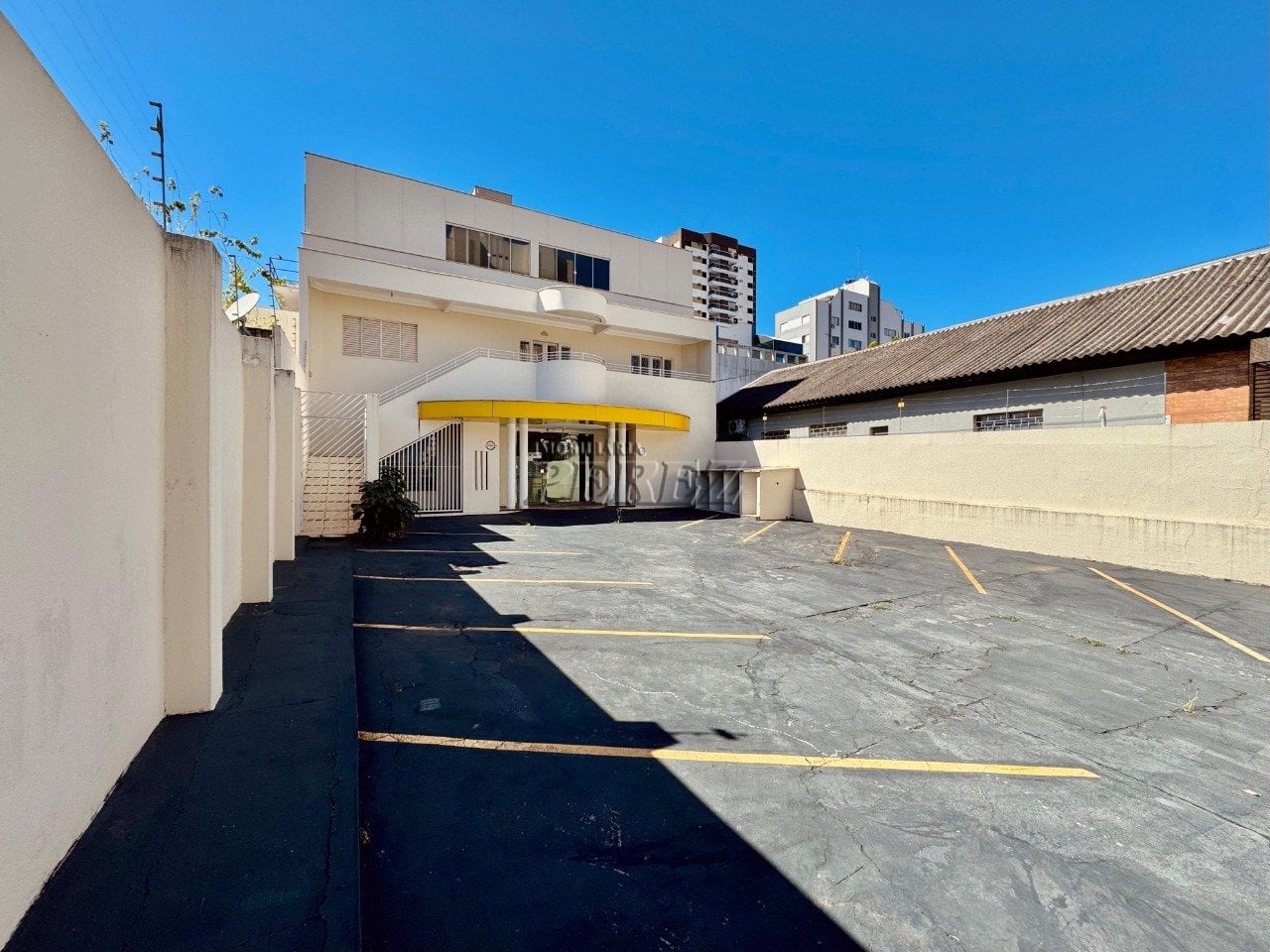 Imóvel comercial para alugar no centro de Londrina na Rua Professor João Cândido
