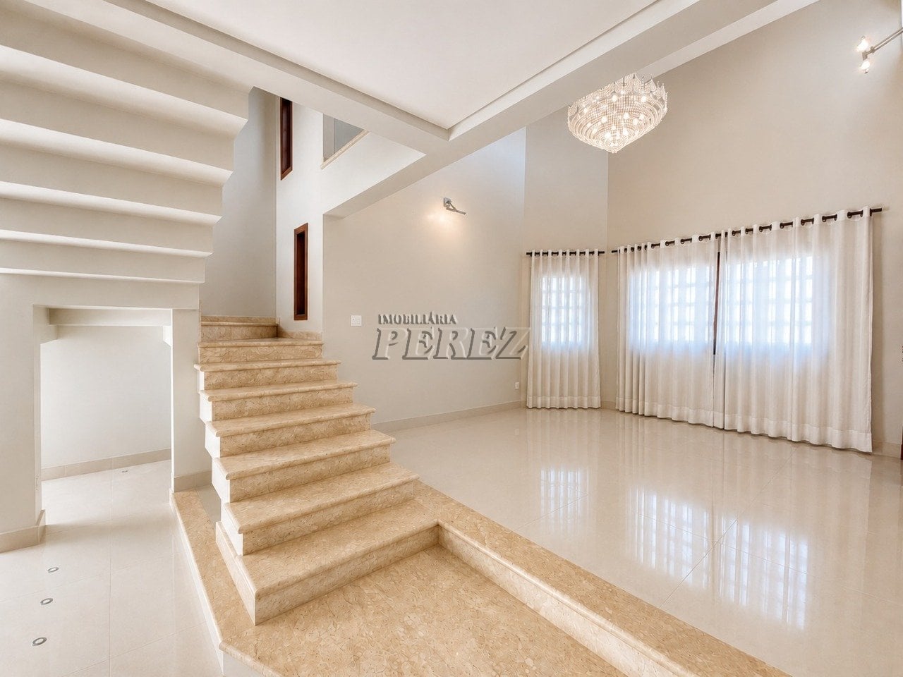 Sobrado comercial e residencial para alugar no Caravelle na região leste de Londrina