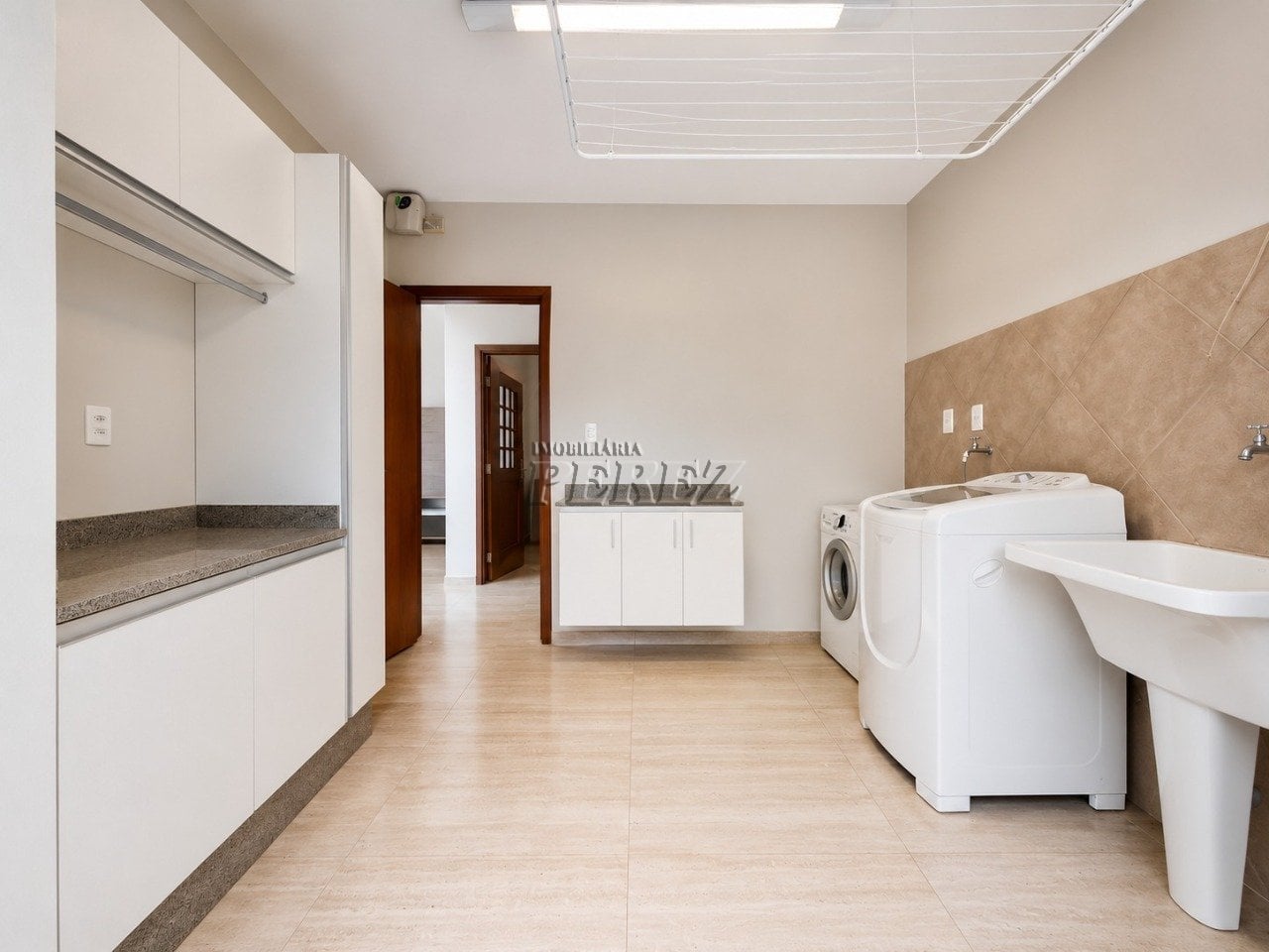 Sobrado comercial e residencial para alugar no Caravelle na região leste de Londrina