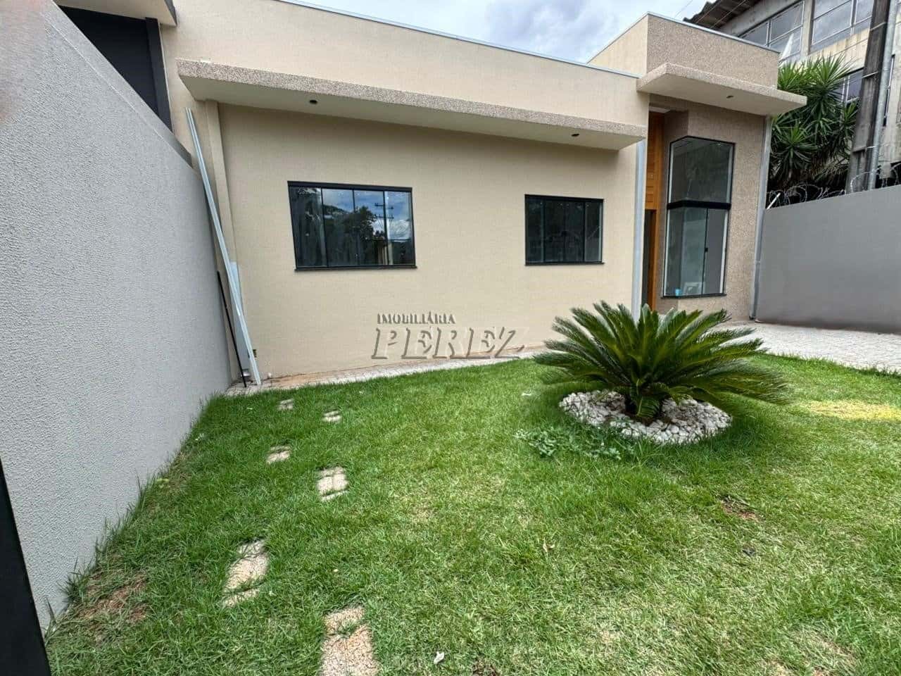 Casa à venda na região leste de Londrina — foto principal