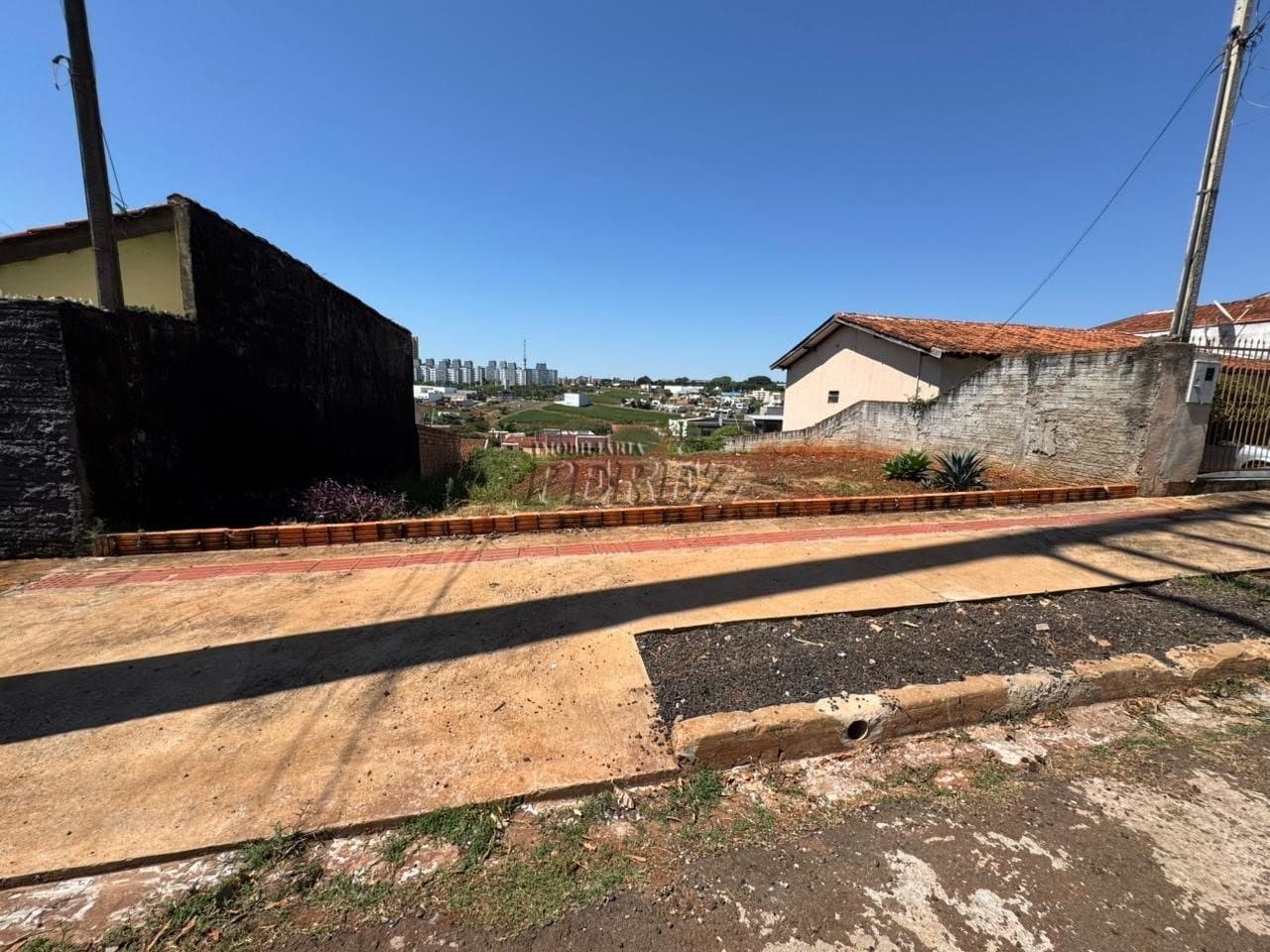 Terreno à venda no Portal de Versalhes 2 na região oeste de Londrina