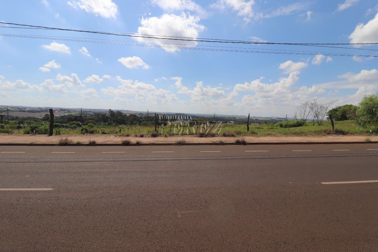 Terreno à venda na Av. das Laranjeiras na região leste de Londrina.