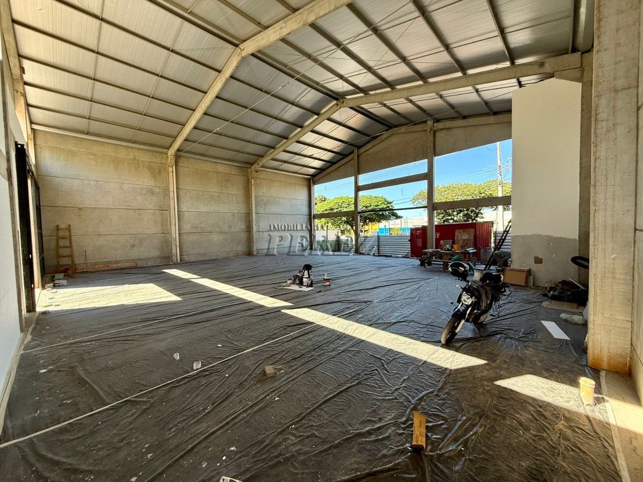 Galpão Moderno com 364m², Pé Direito Alto e Fachada em Glazing - Estrutura Ideal para Empresas e Logística