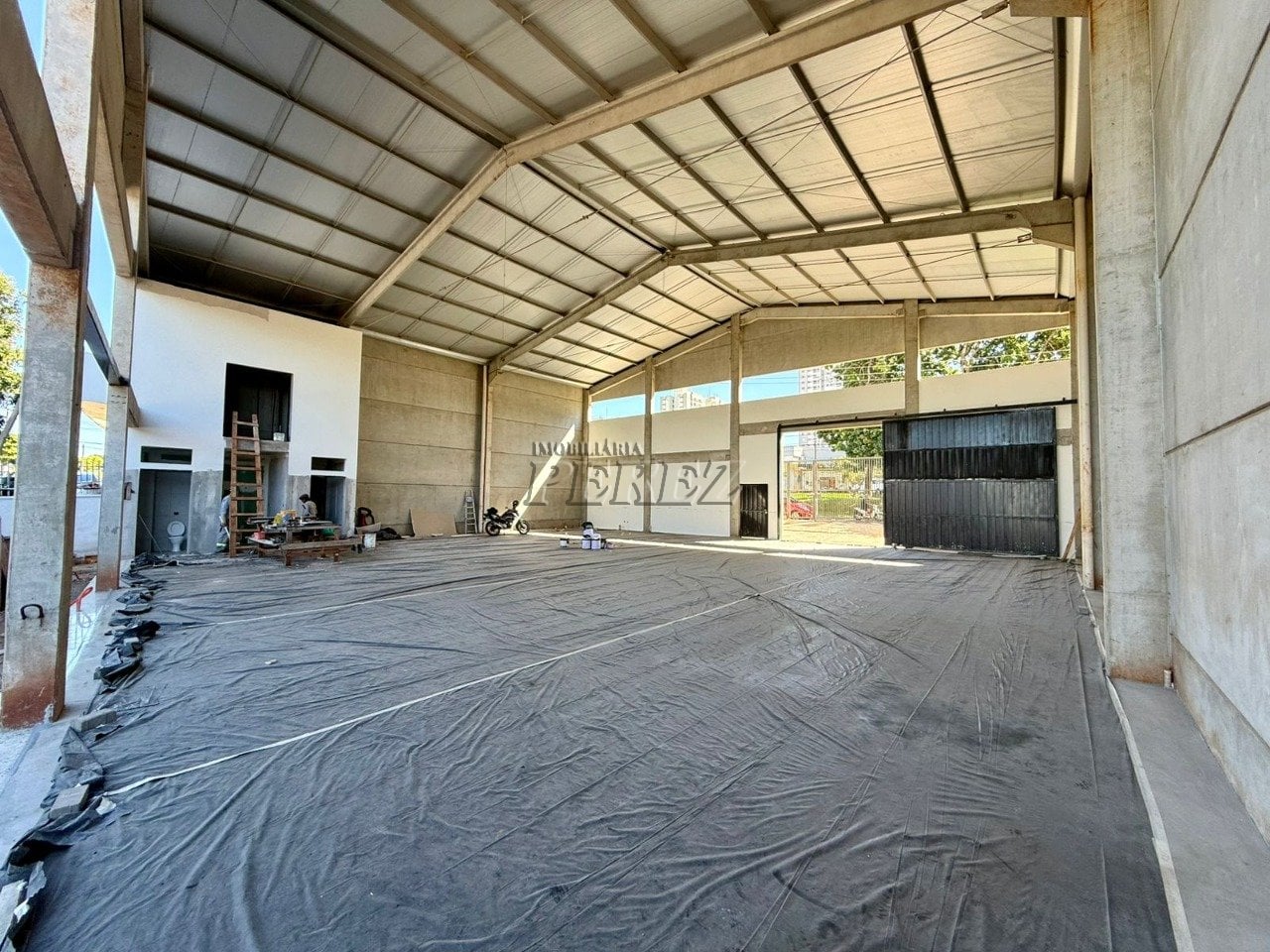 Galpão Moderno com 364m², Pé Direito Alto e Fachada em Glazing - Estrutura Ideal para Empresas e Logística