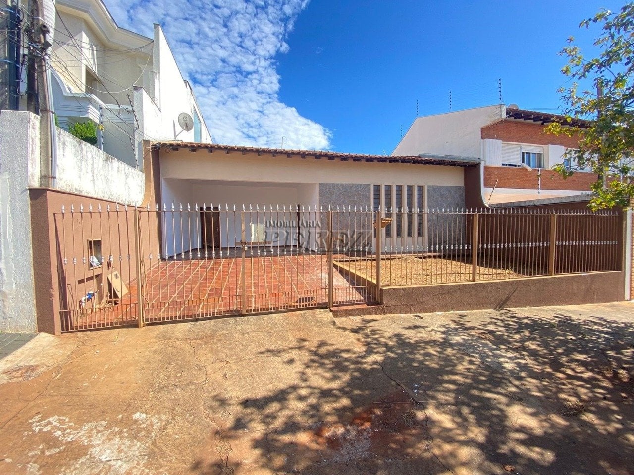 Casa à venda e locação no bairro Bancários, região oeste de Londrina