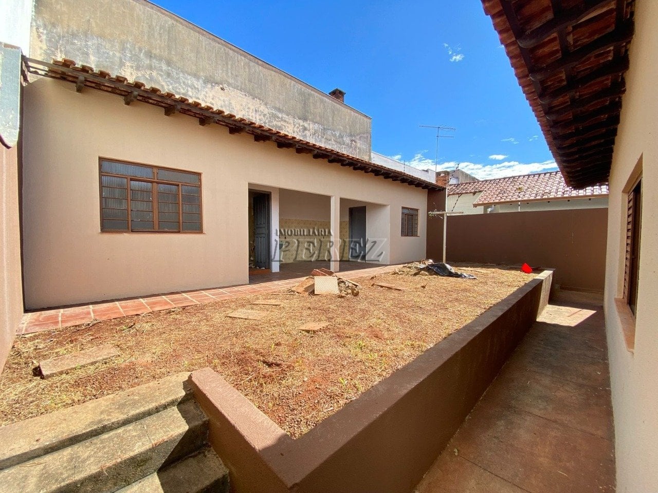 Casa à venda e locação no bairro Bancários, região oeste de Londrina