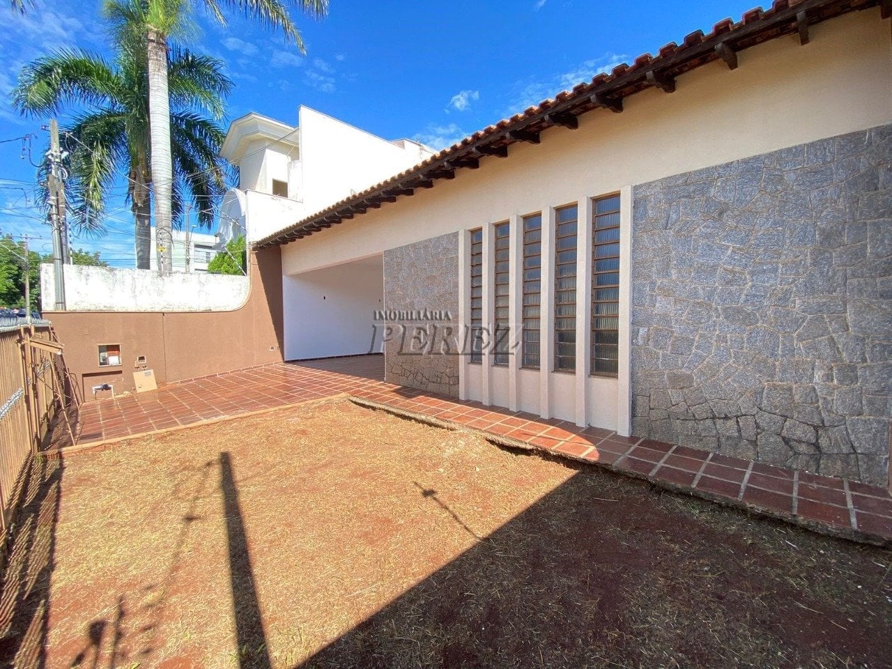 Casa à venda e locação no bairro Bancários, região oeste de Londrina