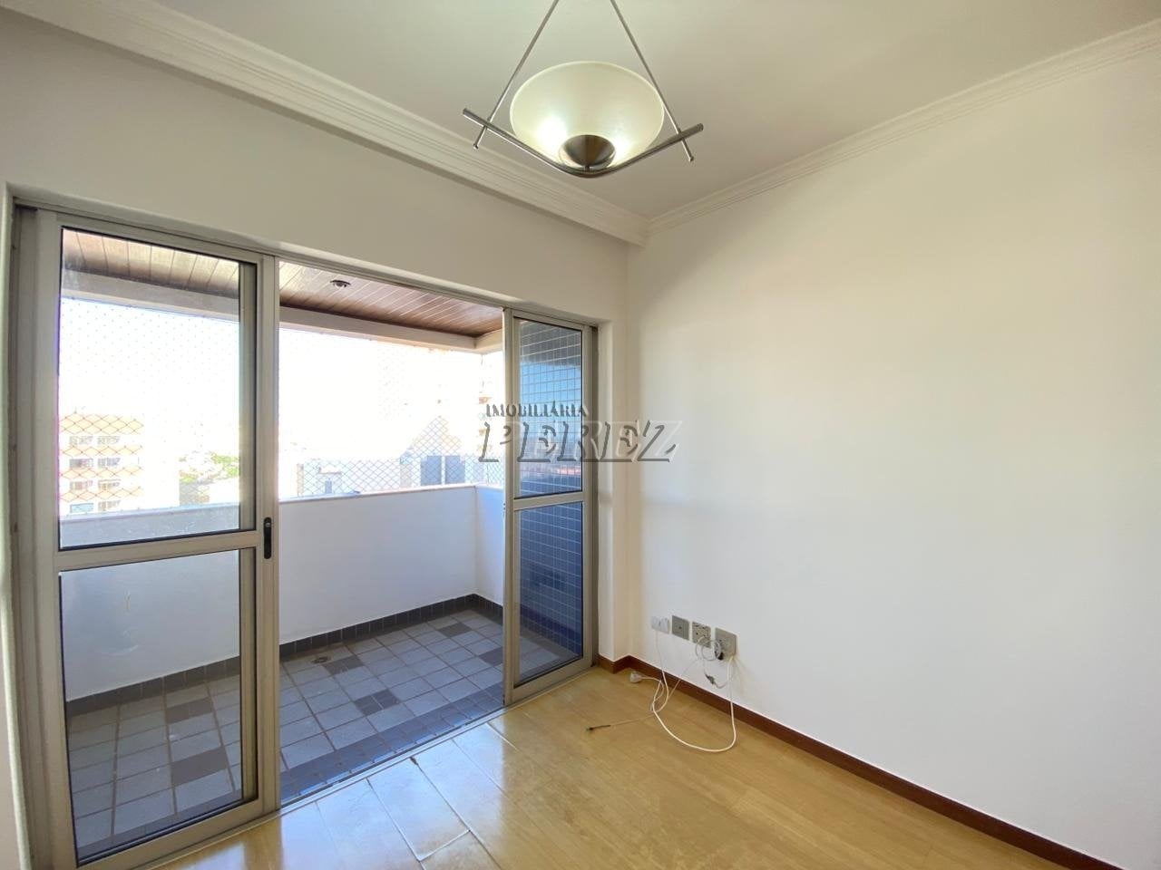 Apartamento à venda no Edifício Porto Bello na região oeste de Londrina