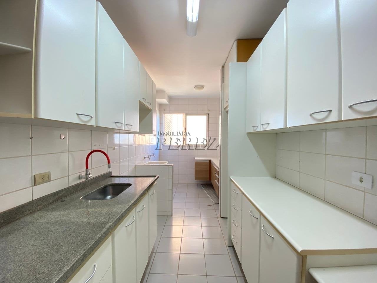 Apartamento à venda no Edifício Porto Bello na região oeste de Londrina