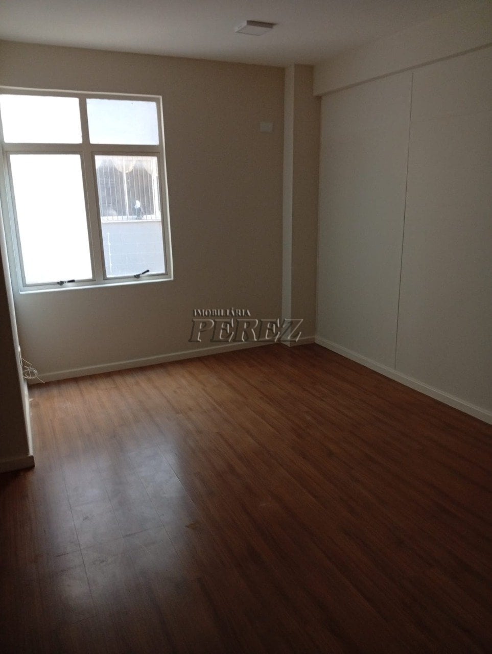 Sala comercial à venda no Centro Profissional na região central de Londrina