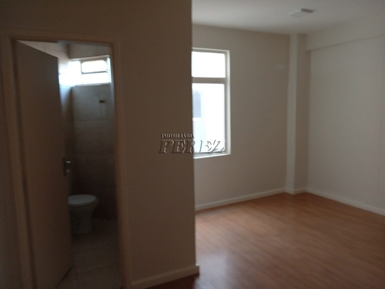 Sala comercial à venda no Centro Profissional na região central de Londrina