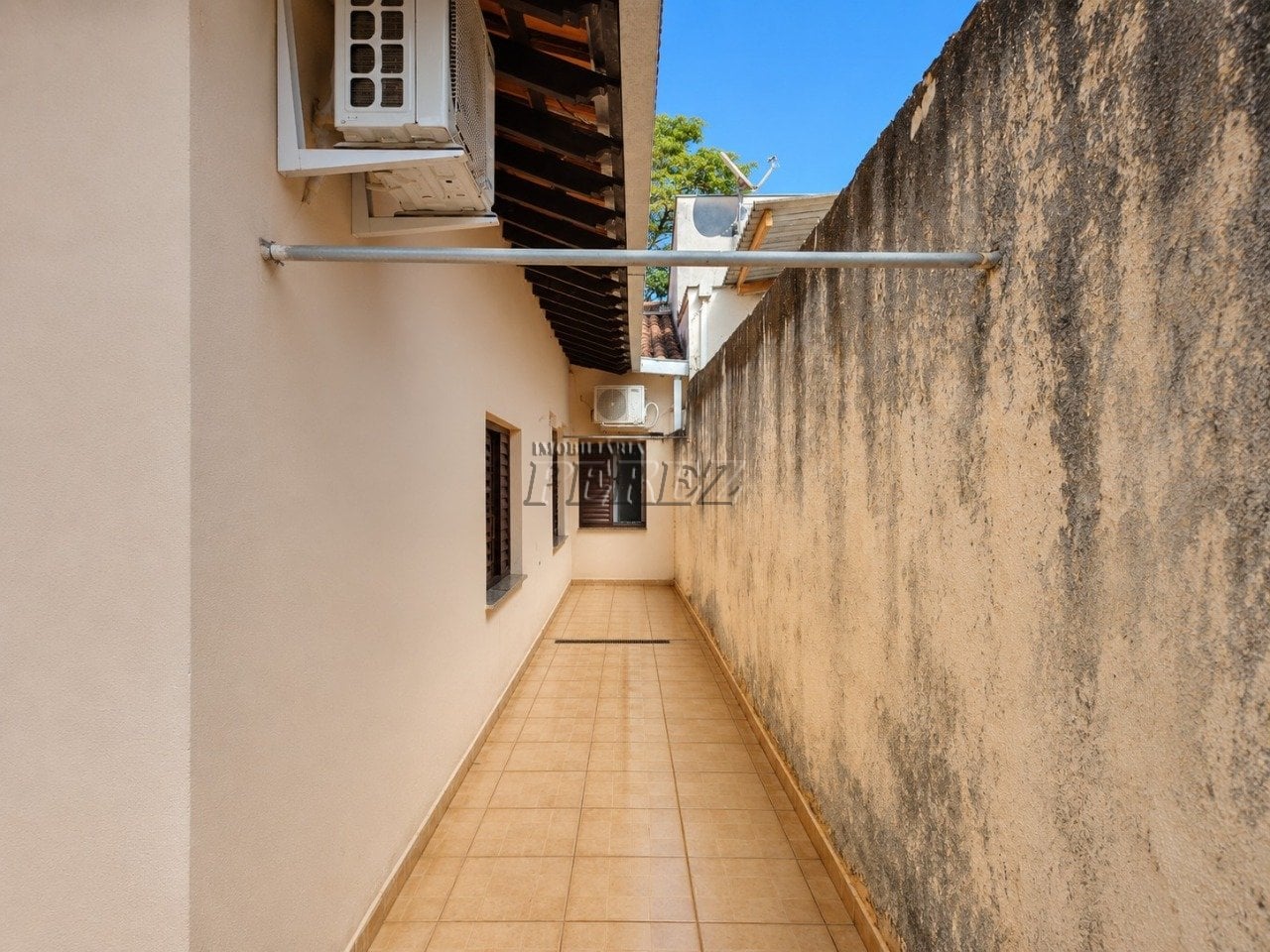 Casa à venda na região oeste de Londrina - Quebec