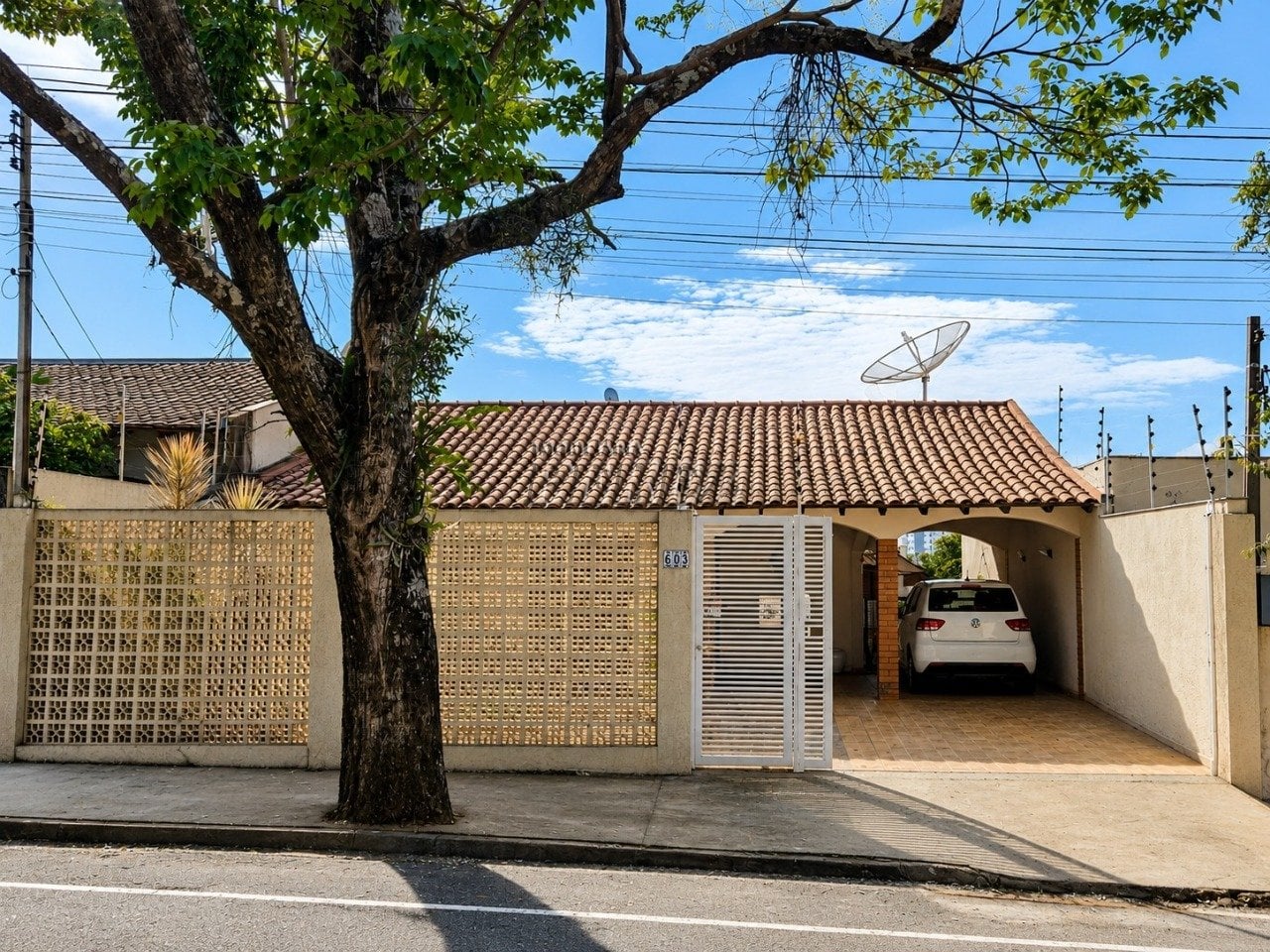 Casa à venda na região oeste de Londrina - Quebec