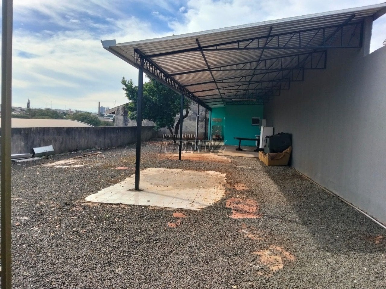 Imóvel Comercial com Ampla Cobertura, Escritório e Banheiro - Espaço Versátil para o Seu Negócio