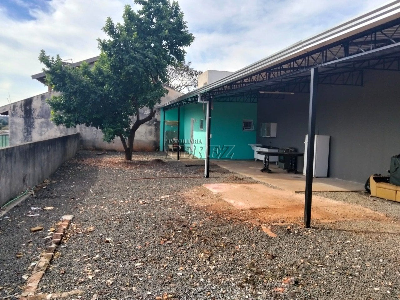 Imóvel Comercial com Ampla Cobertura, Escritório e Banheiro - Espaço Versátil para o Seu Negócio