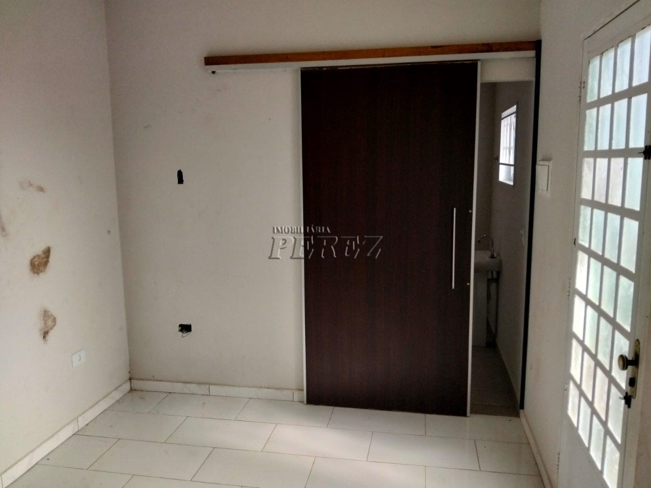 Imóvel Comercial com Ampla Cobertura, Escritório e Banheiro - Espaço Versátil para o Seu Negócio