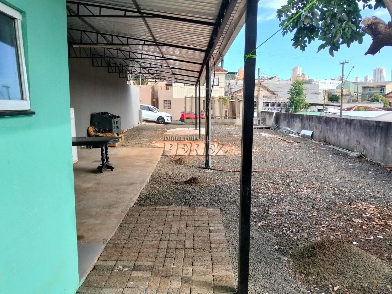 Imóvel Comercial com Ampla Cobertura, Escritório e Banheiro - Espaço Versátil para o Seu Negócio