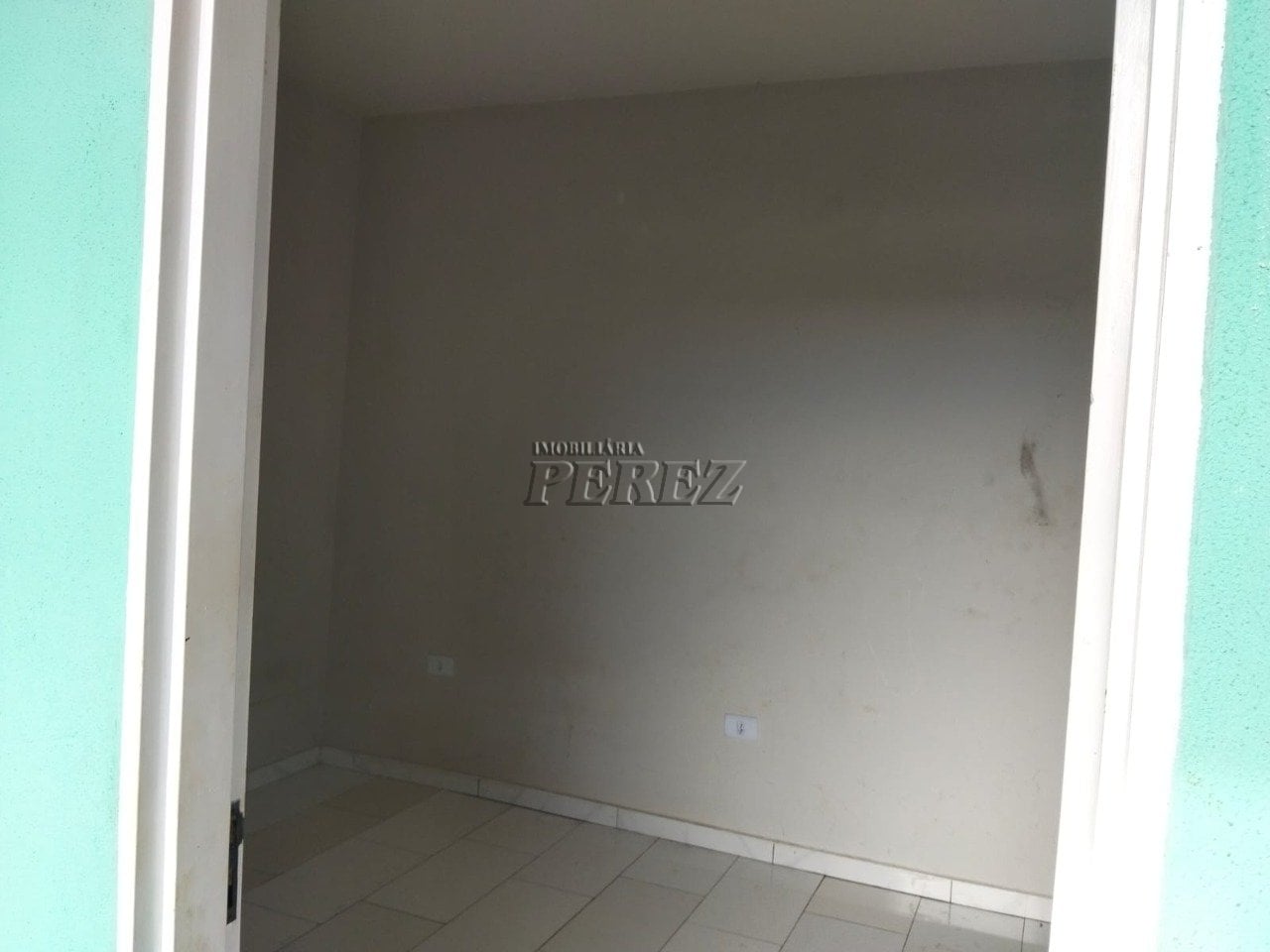 Imóvel Comercial com Ampla Cobertura, Escritório e Banheiro - Espaço Versátil para o Seu Negócio