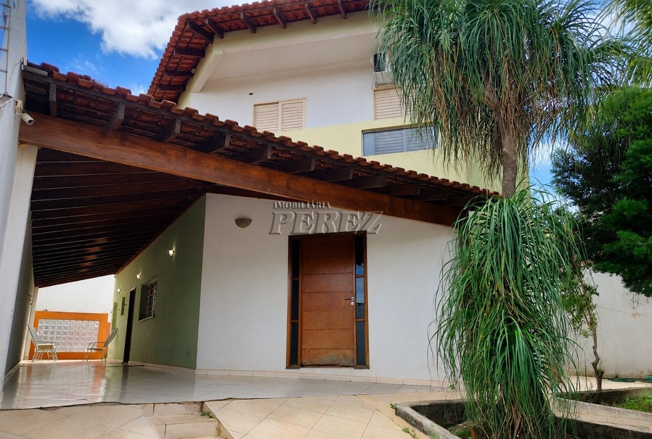 Sobrado para Locação no Jardim Maringá com 3 Quartos, Suíte, Piscina e Espaço Gourmet - 290m² em Londrina