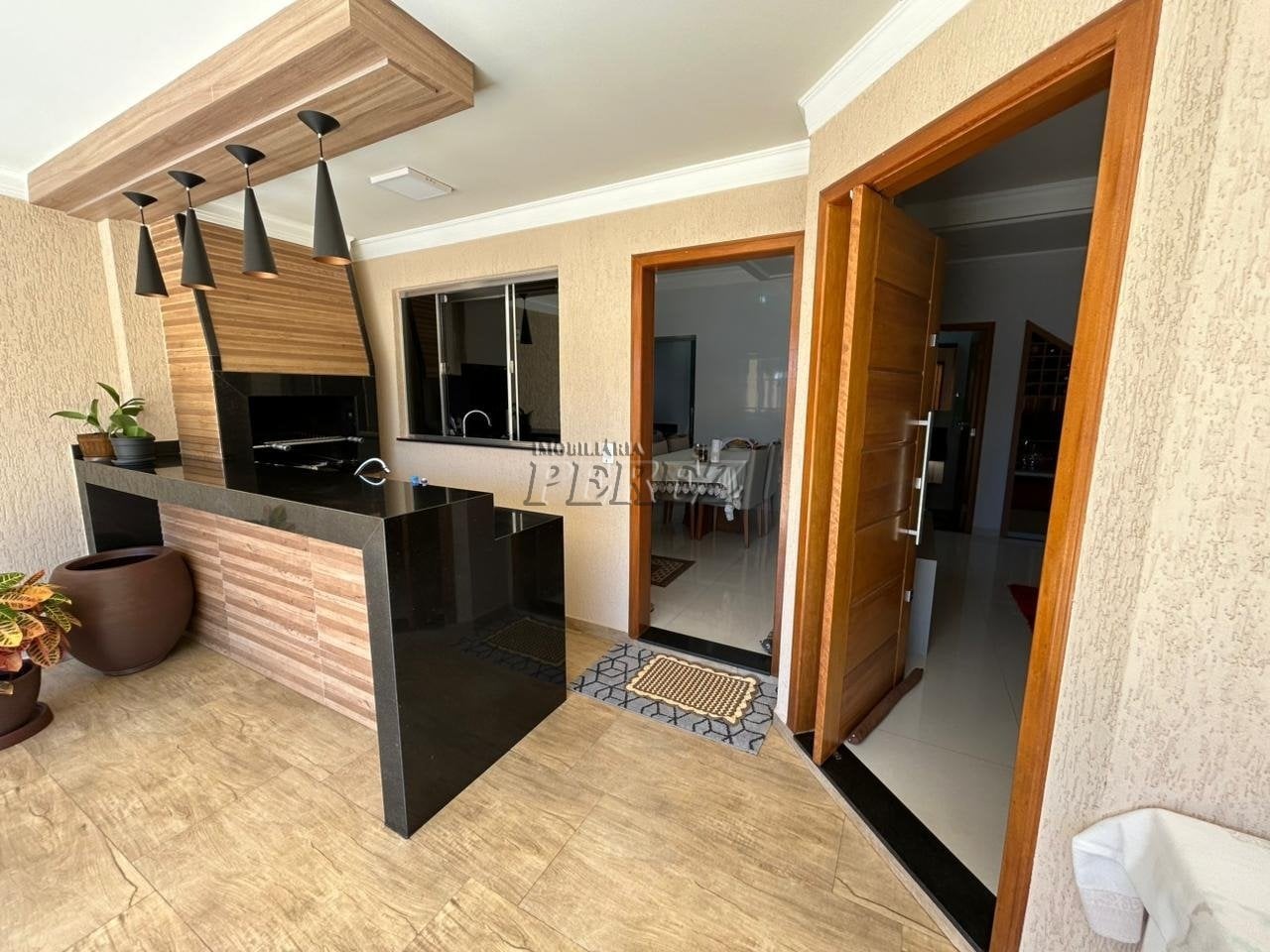 Sobrado à venda no Jardim Colúmbia, região oeste de Londrina